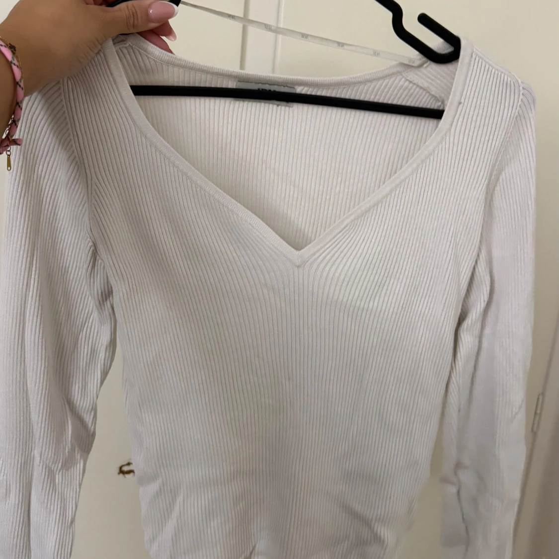 Vit ribbad långärmad topp med v-ringning