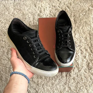 Lanvin captoe - Hej🤗!, säljer nu mina unika och snygga Lanvins med glans. Fint sick, nypris ca 4999 kr. Skriv vid funderingar! Storlek 42 men passar även 43*