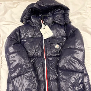 Moncler jacka - Säljer denna jacka då den inte passade mig. Fraktar runt hela Sverige 