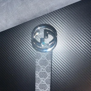 G U C C I bälte - Helt ny, har aldrig använts och inga defekter.