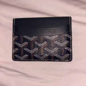 Mörkblå plånbok/korthållare - Snygg korthållare i färgen mörkblå Använd ett fåtal gånger och är i mycket gott skick – känns nästan som ny. ♻️ Små spår av användning kan förekomma men inga synliga skador. Har alltid förvarats varsamt.