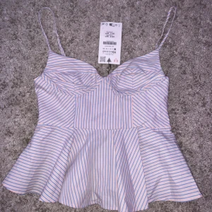 Jättesnygg Zara topp - Den är i superskick med prislapp, säljer då jag behöver pengar 💞