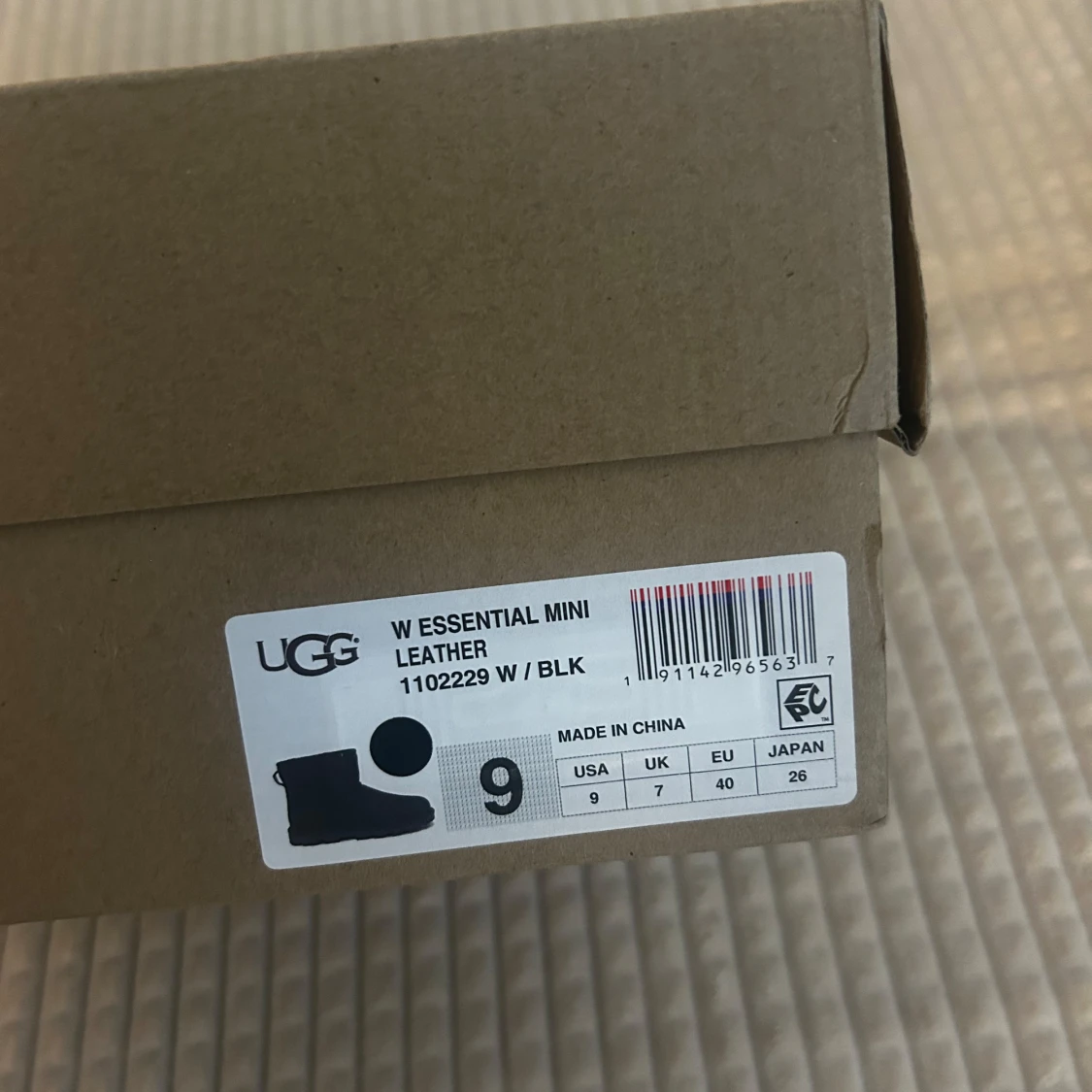 Svarta UGG Essential Mini boots - 2