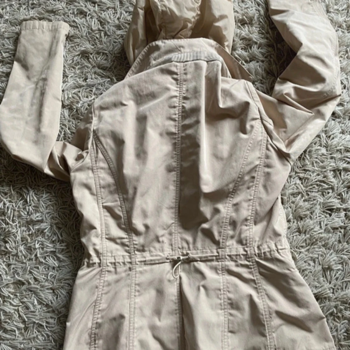 Beige vindjacka från Moncler med huva - 4