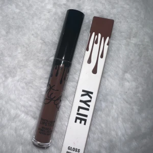 Kylie Cosmetics matt läppstift brun - Säljer ett matt flytande läppstift från Kylie Cosmetics i en snygg brun nyans. Kommer i originalförpackning med den ikoniska droppdesignen. Perfekt för dig som vill ha en trendig och hållbar färg på läpparna.