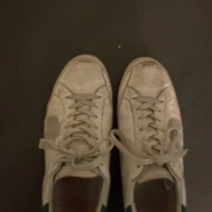 Dojor från the gallerist med inslag av grön - Ett par sköna sneakers från the gallerist. Riktigt snygga, man kan göra många stilrena outfits med dem här dojorna, passar främst till jeans och perfekt för dig som vill se snygg ut nu till vintern. Köpta förra hösten för 1800 säljs nu för 1/3 av det priset