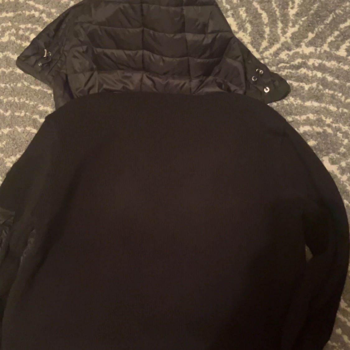 Svart dunväst med huva och stickade ärmar  - 1