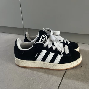 Adidas Campus svarta sneakers - Svarta Adidas Campus sneakers i storlek 38 1/2. I princip nyskick då jag använde de ca tre gånger eftersom att de är för små💓skriv vid funderingar.