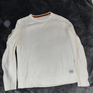 Vit ribbstickad tröja Jack & Jones - Säljer en vit ribbstickad tröja från Jack & Jones i storlek M. Tröjan har rund halsringning med kontrast i brunt och långa ärmar. Perfekt för lager-på-lager och chill dagar. Klassisk och enkel design som funkar till det mesta.