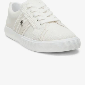 Vita sneakers  - Snygga vita sneakers från Ralph Lauren, knappt använt så är som helt nya. Skicka dm vid fler bilder🫶🏼 kan gå med på lägre priser vid snabb och smidig affär. Ny pris 1359kr mitt pris 1150kr