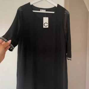 Oanvänd Svart klänning med pärldetaljer från Cubus  - Oanvänd Svart klänning från Cubus 