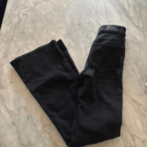 Svarta utsvängda jeans - Snygga svarta jeans med bootcut passform, superfint skick! Storlek XS. Ifrån pull & bear🌸