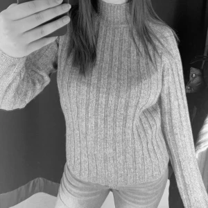 Grå fin hösttröja🫶🏽 - Säljer en grå tröja  med hög hals och långa ärmar. Tröjan har en klassisk och stilren look, Skön och mjuk känsla, aldrig använt. 💋