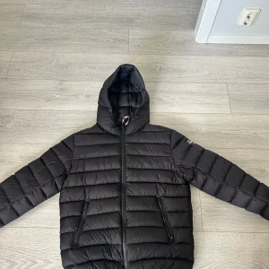 Svart colmar jacka - Säljer min colmar jacka som knappt är använd och är i jättefint skick! Hör av dig vid frågor! Nypris 5500! 