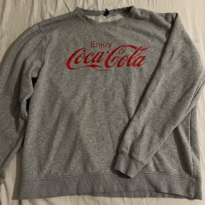 Sweatshirt från H&M - Långärmad tröja från H&M med Coca Cola tryck. Den är i bra skick! Storlek L. Kommer inte till användning längre.