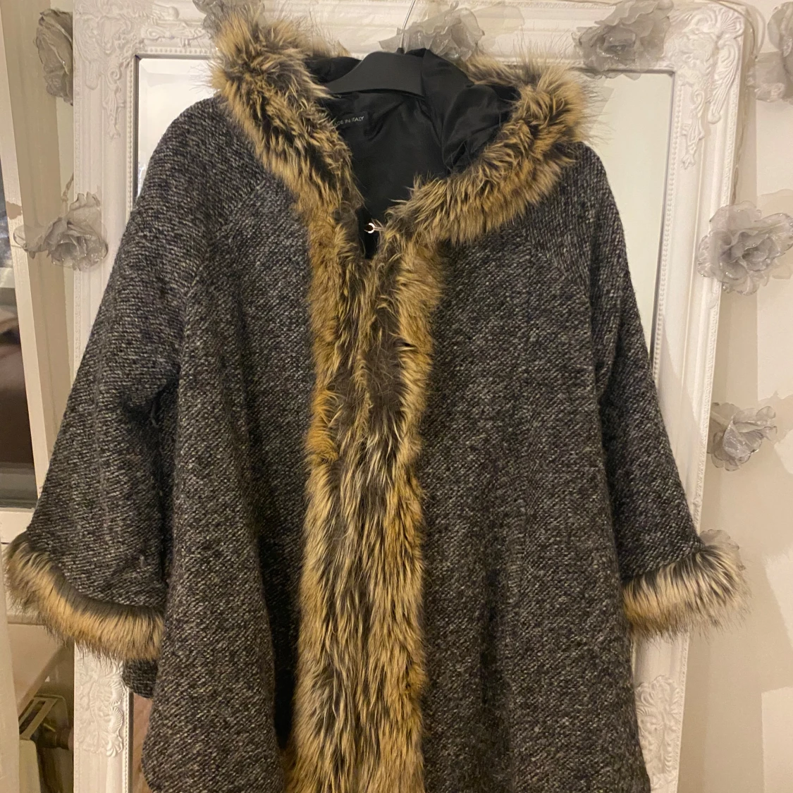 Grå kappa med fuskpälsdetaljer