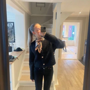 Svart kofta med guldknappar - Säljer en svart, mysig kofta med lång ärm och snygga guldknappar framtill. 