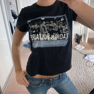 Svart Zadig & Voltaire t-shirt - Cool svart t-shirt från Zadig & Voltaire med tryck framtill!!!🥰🥰💕