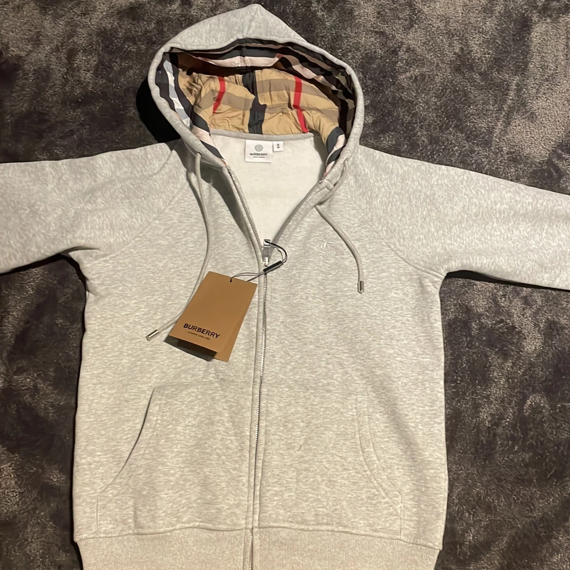 Grå hoodie från Burberry med dragkedja - 1