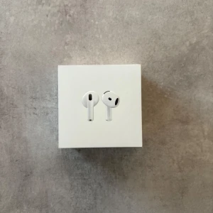 AirPods 4 - Helt nya Apple AirPods 4 i oöppnad originalförpackning.                                Perfekt för musik, samtal och smidig anslutning till Apple-enheter. Förpackningen är i nyskick utan synliga skador.                                                                    •Nypris 1700kr
