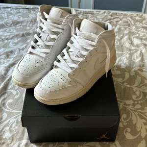 Air Jordan 1 Mid (GS) White - Det Storlek 40. Ser fina ut, läcker in lite när det är blött. Kommer i original låda.