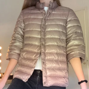 beige herno liknande jacka - så fin trekvartsärmad jacka med guldknappar. storlek xs! perfekt nu till hösten💕inga defekter