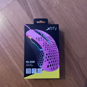 Xtrfy M4 RGB Ultra-Light Gaming Mouse - Xtrfy M4 RGB. Använd lite och i väldigt bra skick, levereras i originalförpackning med extra knappar. 