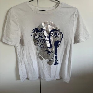 Vit tshirt med tryck zara - Cool tshirt från zara med silvrigt/blått tryck, använd men fortfarande fint skick, skriv vid frågor💗
