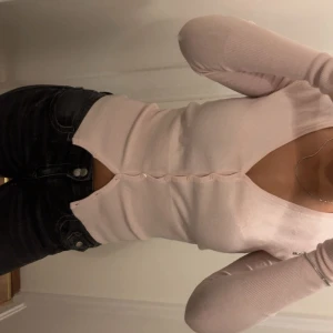 Ljusrosa kofta - Supersöt ljusrosa kofta från Saint Tropez med v-ringning och knappar framtill. Den är ribbad och har lång ärm, sitter tight och är perfekt att styla med jeans. Är i storlek S men hade nog passat XS/M också, koftan är knappast använd. Skriv för frågor ❣️