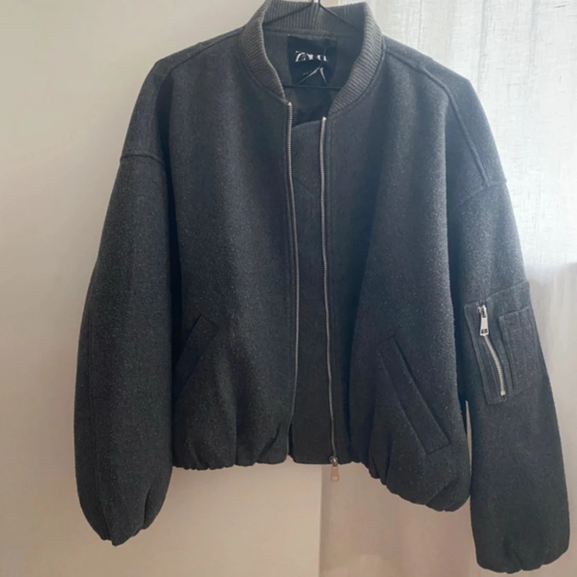 Mörkgrå bomberjacka från Zara - 1