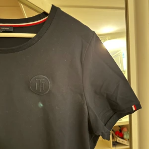 Mörkblå T-shirt  - T-shirt från Tommy Hilfiger 