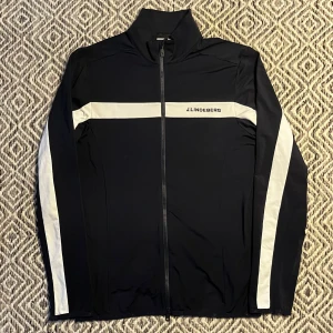 J.Lindeberg Tröja - J.Lindeberg Golf Tröja! | Skick 9/10 mycket bra | Nypris 1300kr | Mitt pris 599kr | Kom pm vid frågor eller funderingar! | Postas eller hemleverans i Gävle området!