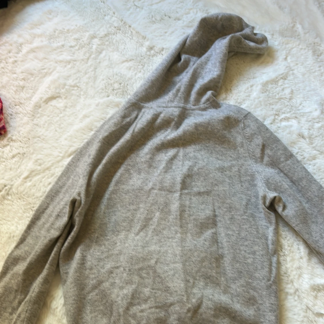 Grå hoodie i kashmir från Soft Goat - 2