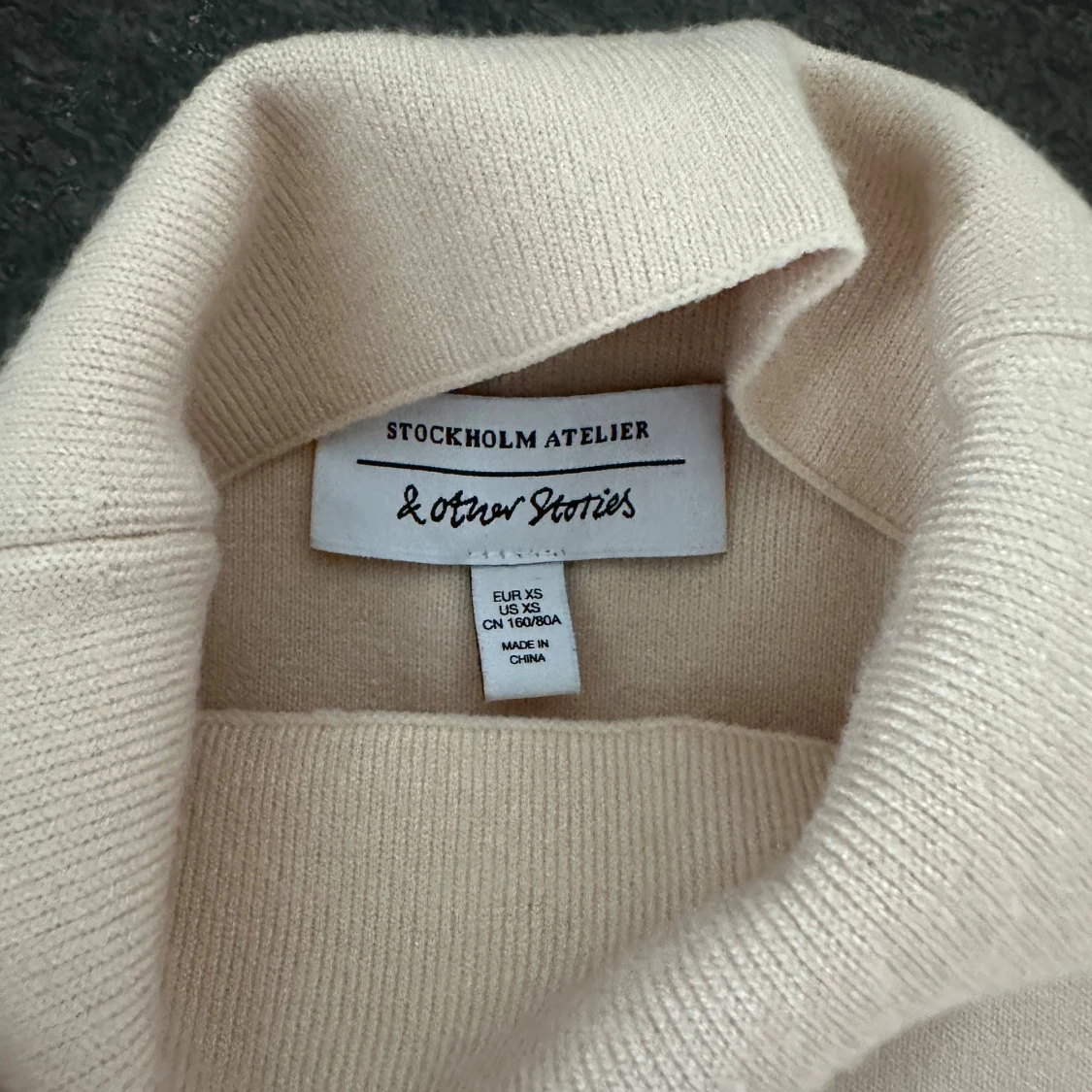 Beige polotröja från & Other Stories - 1