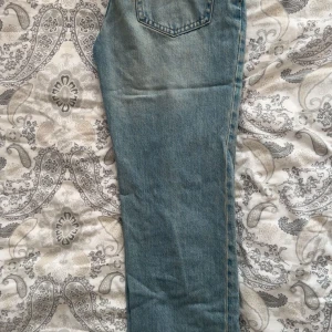 Blå jeans från Perfect Jeans, stl 34 - Säljer ett par klassiska blå jeans från Perfect Jeans i storlek 34. Jeansen har en rak passform men sitter bra i låren , low waist, #ginatricot 