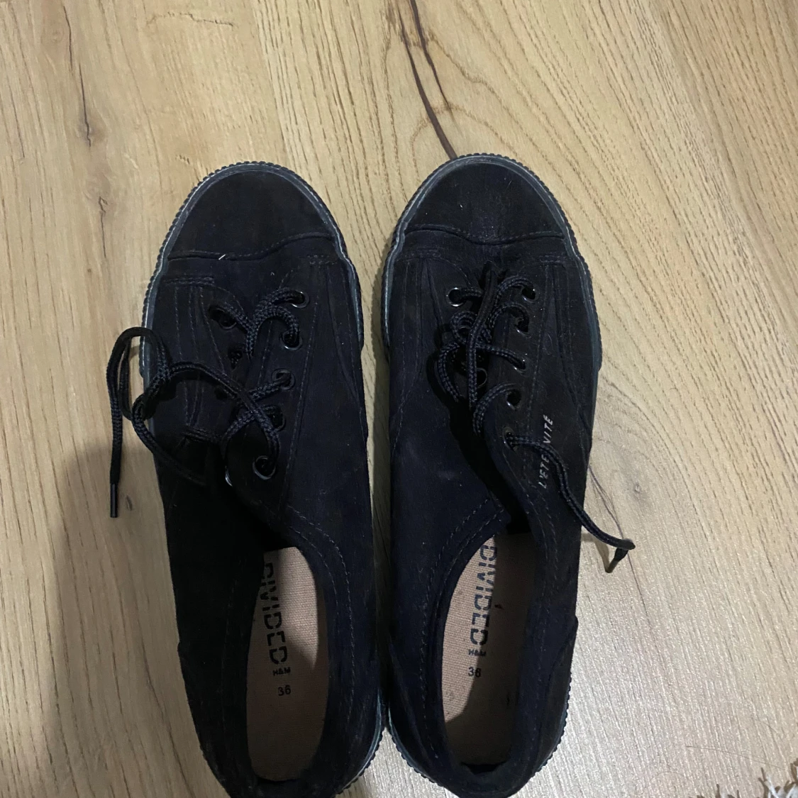 Svarta sneakers L'Éternité H&M Divided - 1