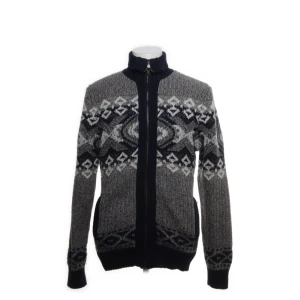 Grå jacquardkofta från Hallinger - Säljer en grå och svart jacquardmönstrad kofta från Hallinger Expedition. Koftan har hel dragkedja, hög krage och långa ärmar. perfekt för kyliga dagar.