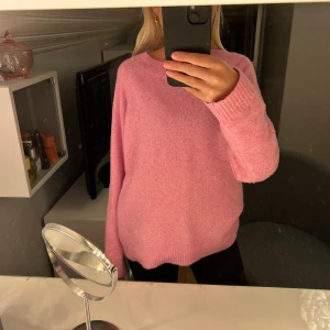 Rosa stickad tröja från Vero Moda - Mysig rosa stickad tröja från Vero Moda🩷.