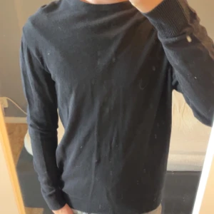 Svart Sweatshirt  - Sweatshirt - Svart - Storlek: Small - Mycket bra skick - Nypris: 399kr - Mitt pris: 149kr - hör av dig vid funderingar 💫