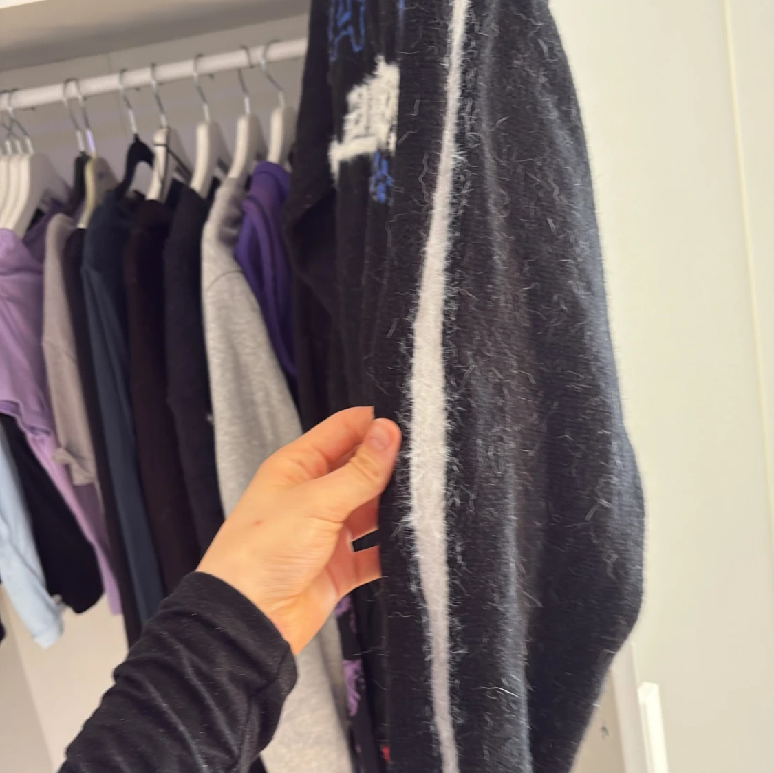 Svart stickad tröja med blått tryck - 1