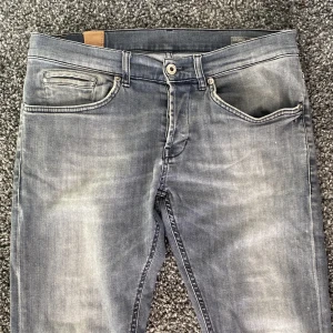 Dondup George gråa - Gråa dondups i modellen George | passar dig runt 174-182 | skick 8/10 |