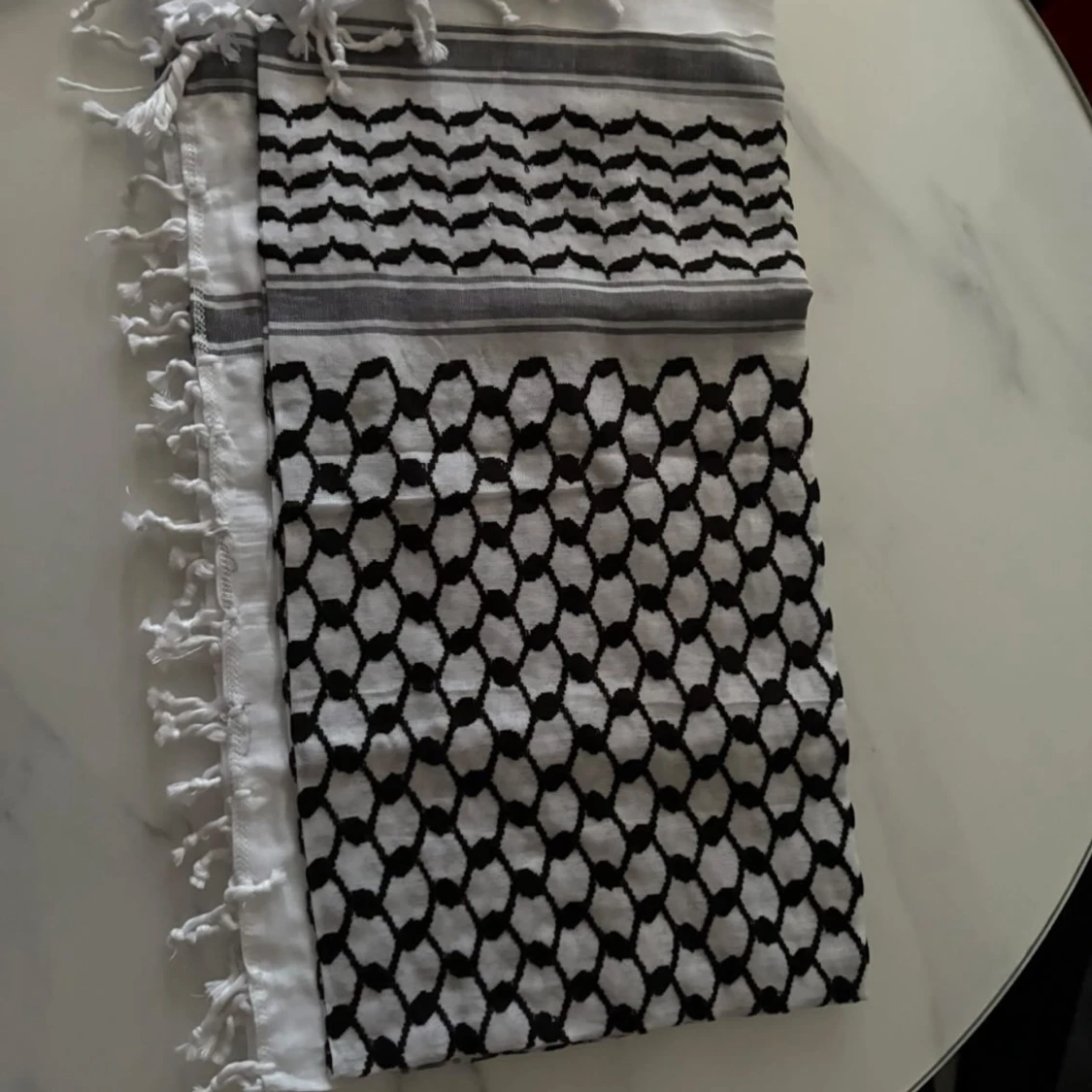 Vit och svart palestinasjal med tofsar - 2