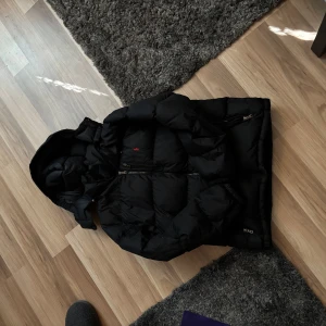 Svart ralph lauren jacka.  - Svart ralph lauren jacka som är riktigt snygg. Säljer den nu till vintern för att jag har vuxit ur den. Pris kan disktureas 