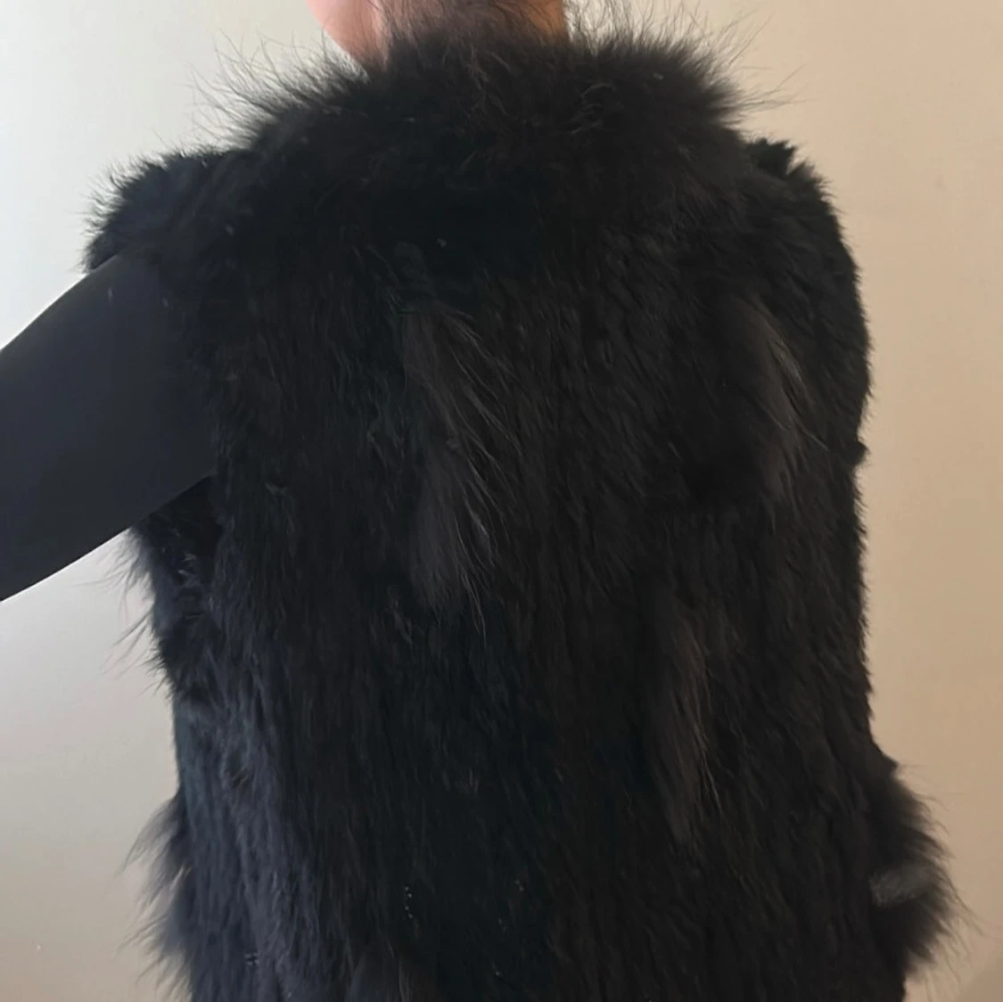 Svart fluffig pälsväst - 2