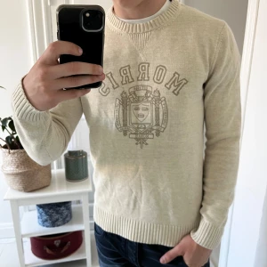 Morris tröja beige M - Morris tröja beige M, inga defekter! Sjukt nice och sitter perfekt på mig som är 180,75 kg. ✌️ Ifall ni vill ha fler bilder / videos på den kolla gärna min TikTok! @whalan.vetements.sale 