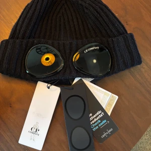 Svart Goggle-mössa från C.P. Company -  Svart ribbstickad mössa från C.P. Company (skicka bud ifall pris ej duger)
