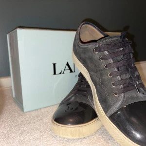 Lanvin - Säljer dessa feta äkta lanvins i storlek 8.Från careofcarl Skorna är i riktigt bra skick och har inga defekter förutom de som kommer från användning.