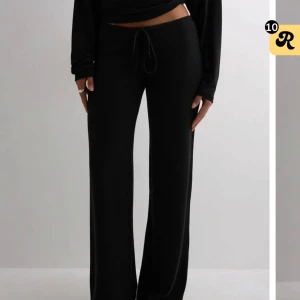 Svarta mjukisbyxor från Nelly - Svarta mjukisbyxor med ganska breda ben och snörning i midjan. Jag har vanligtvis storlek S/M men har dessa i XS då de är ganska stora i storleken. Helt oanvända.