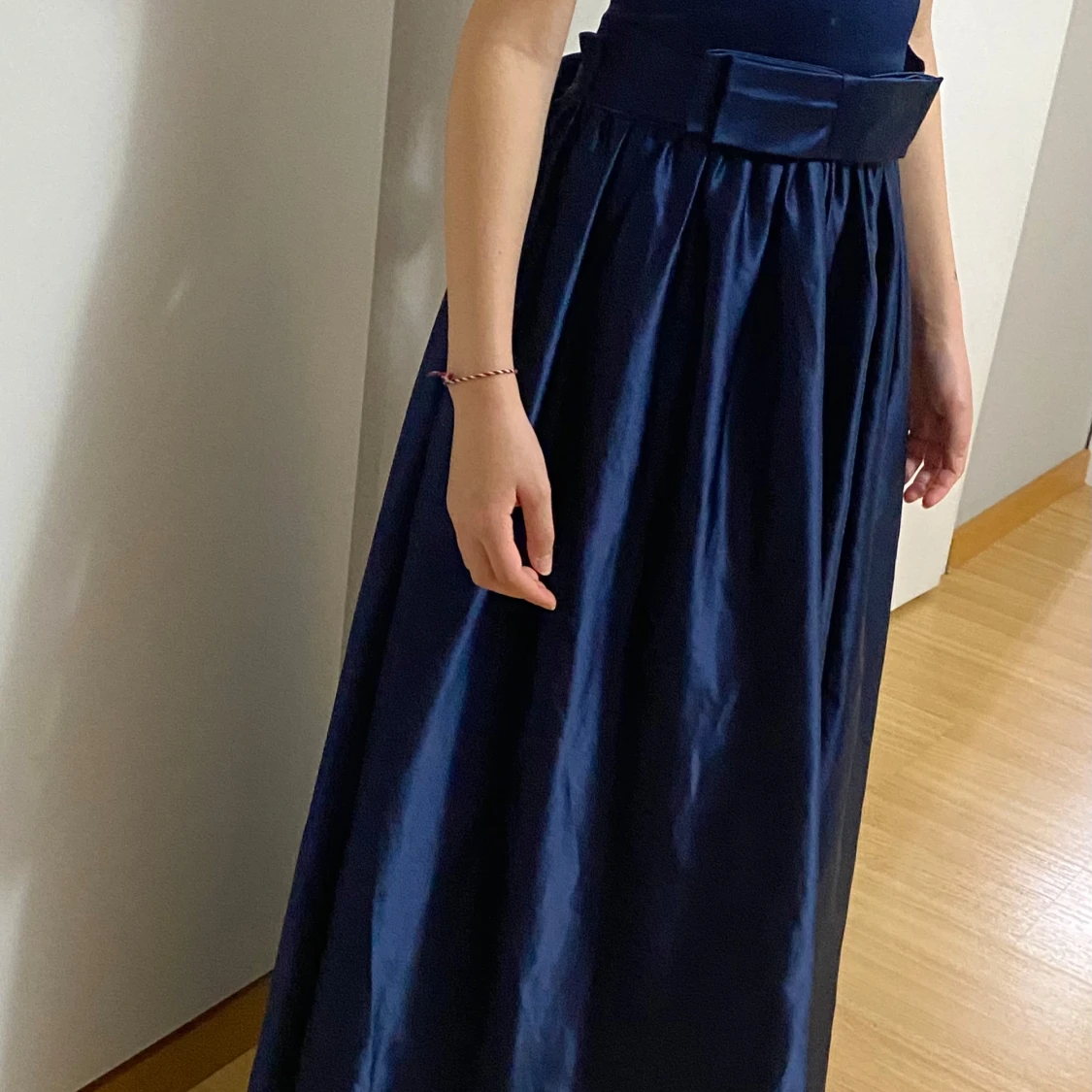 Marinblå långklänning med rosett - 2