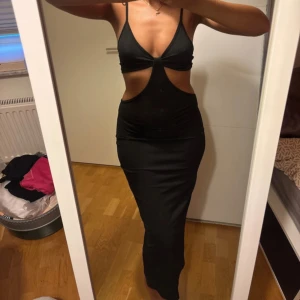 Svart klänning  - Svart klänning med justerbara band, endast använd en gång. Storleken står inte på men det är antingen en xs eller s.